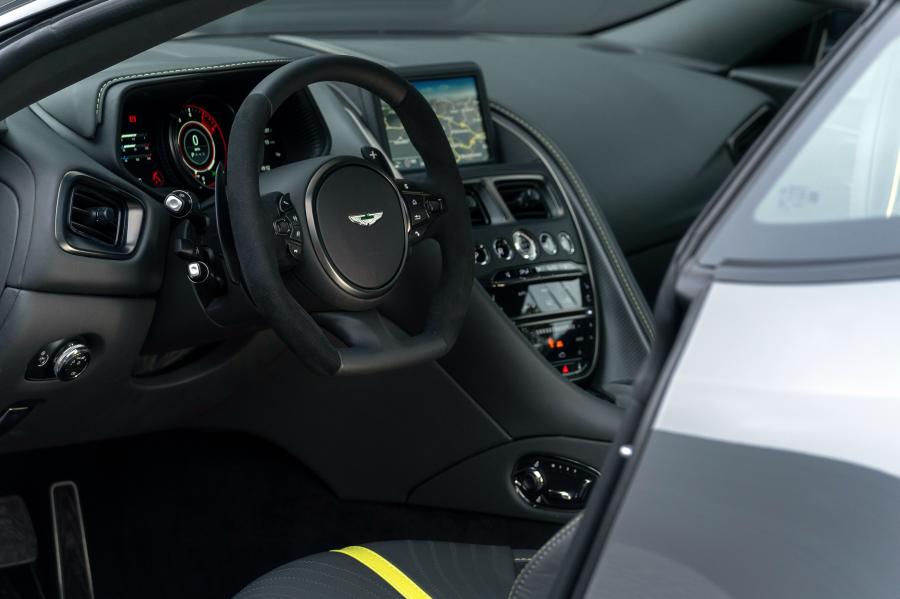 Интерьер Aston Martin DB11 AMR 2018 года  (WW) (фото 41 из 43)